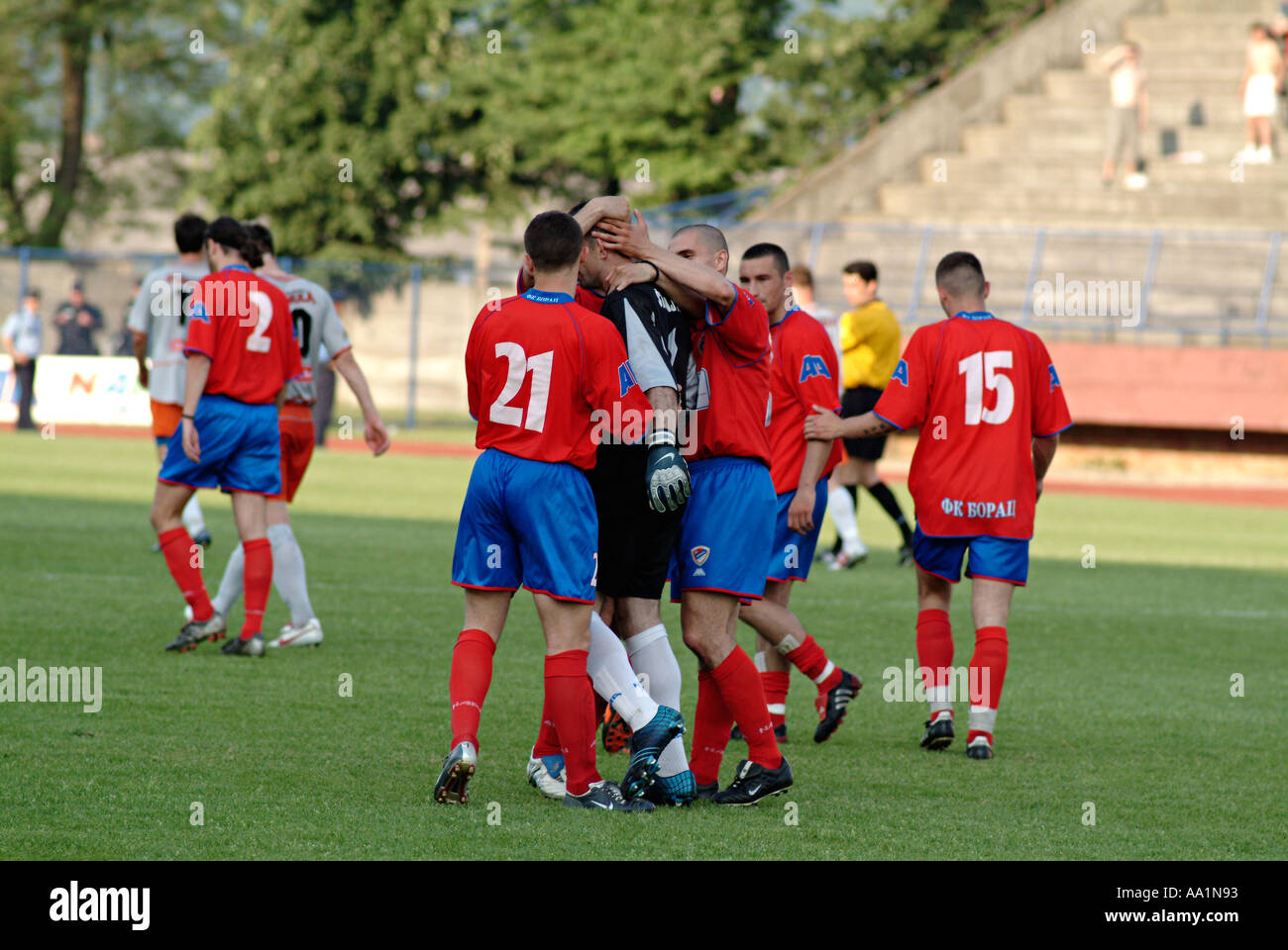 Célébrer footballeurs marquer un but Banque D'Images