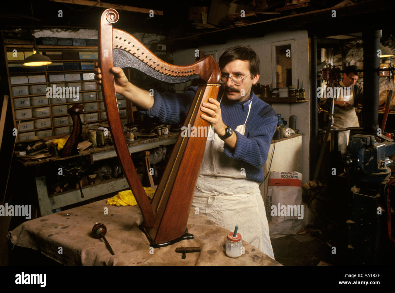Harp maker Banque de photographies et d'images à haute résolution - Alamy
