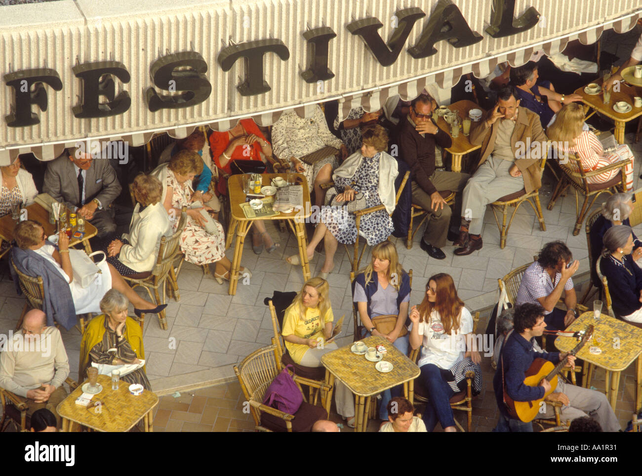 Les touristes sirotent un verre au Festival café Cannes Sud de la France années 1980 1980 HOMER SYKES Banque D'Images