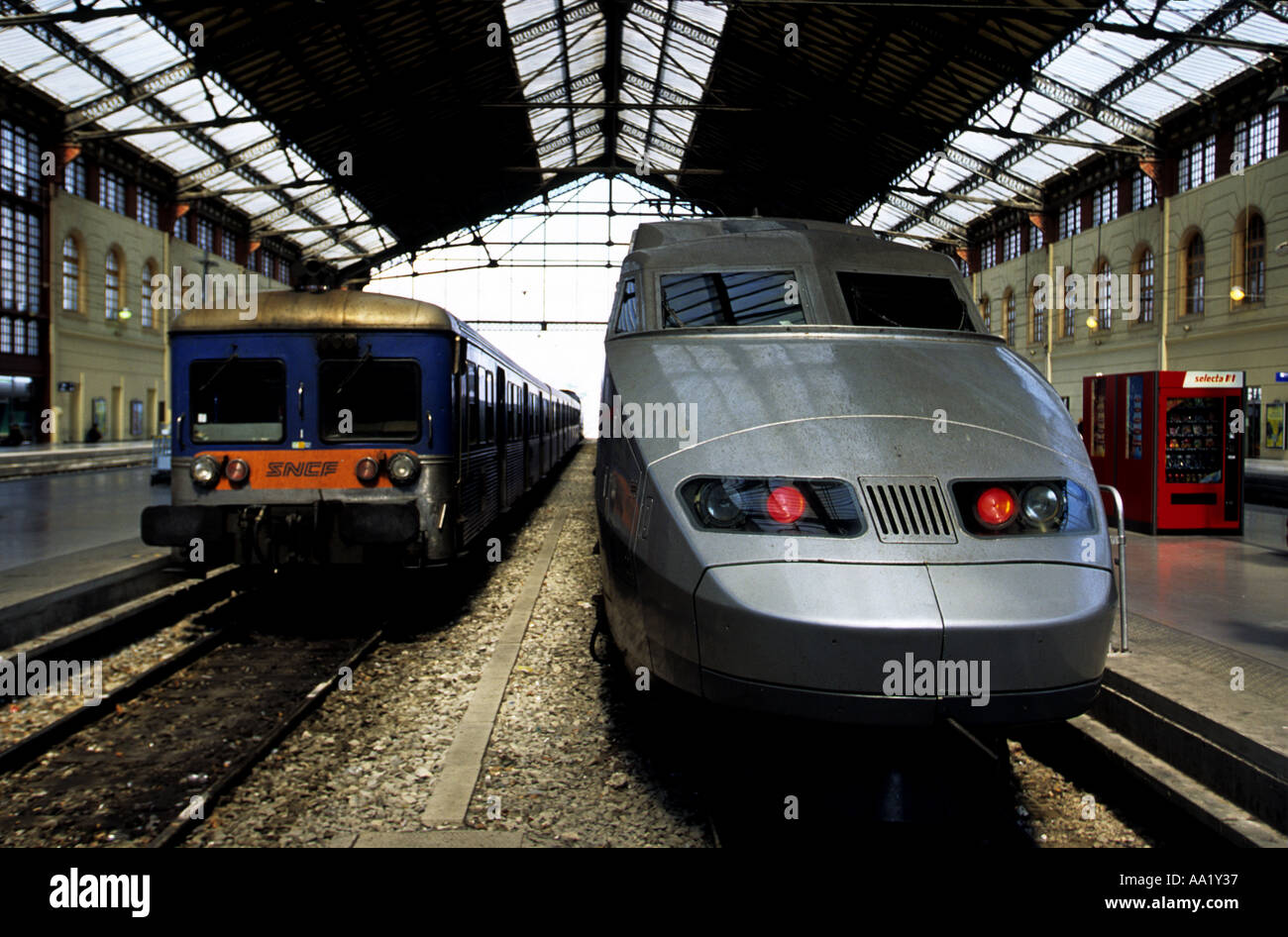 Le TGV train express et wagons locaux à la gare St Charles, Marseille, France. Banque D'Images