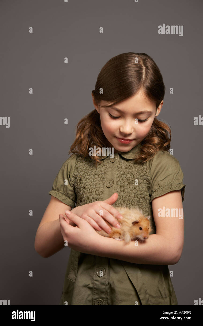 Girl Petting Hamster Banque D'Images