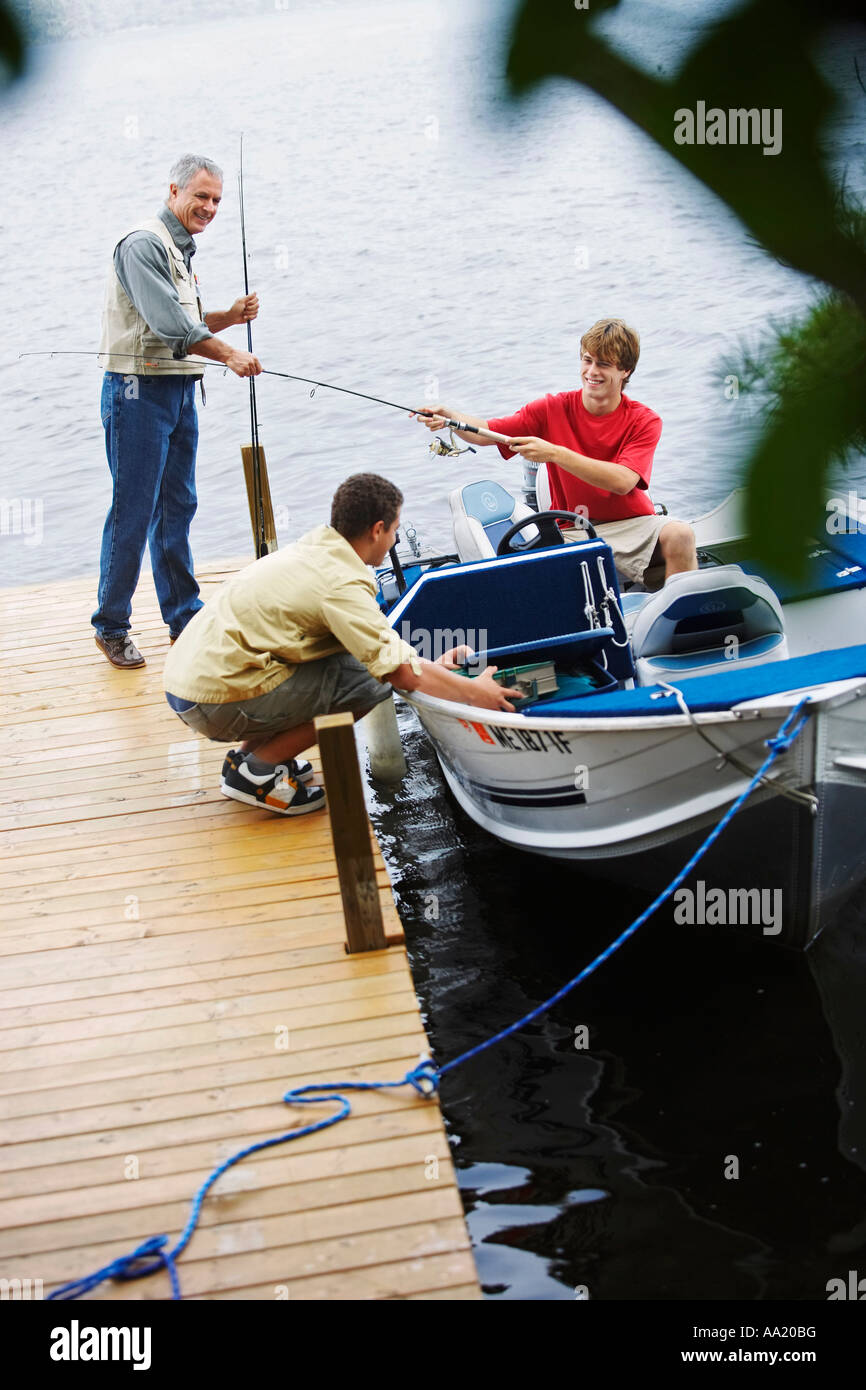 L'homme et les adolescents Pêche, Belgrade Lakes, Maine, USA Banque D'Images