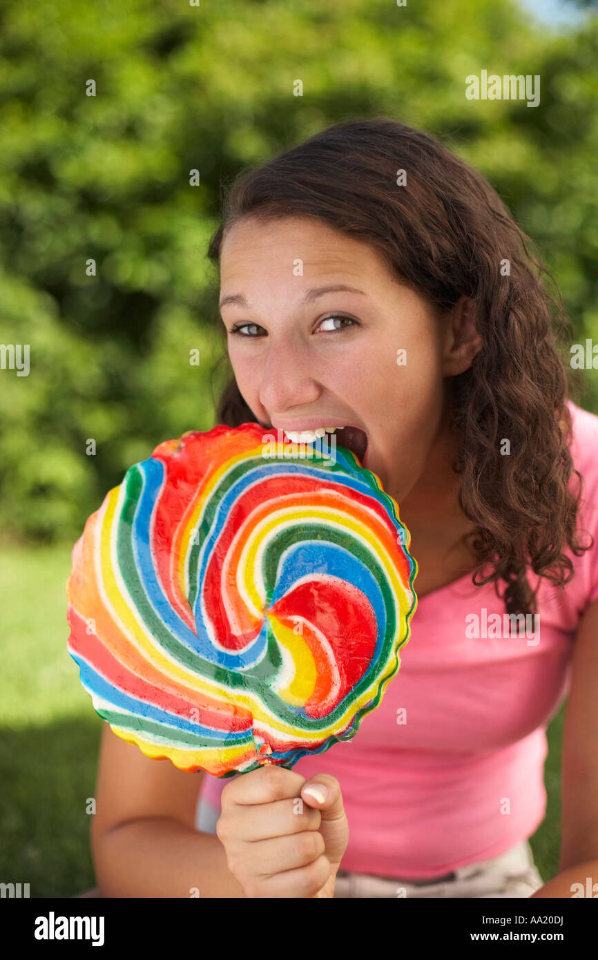 Teenage Girl Biting Lollipop Banque D'Images