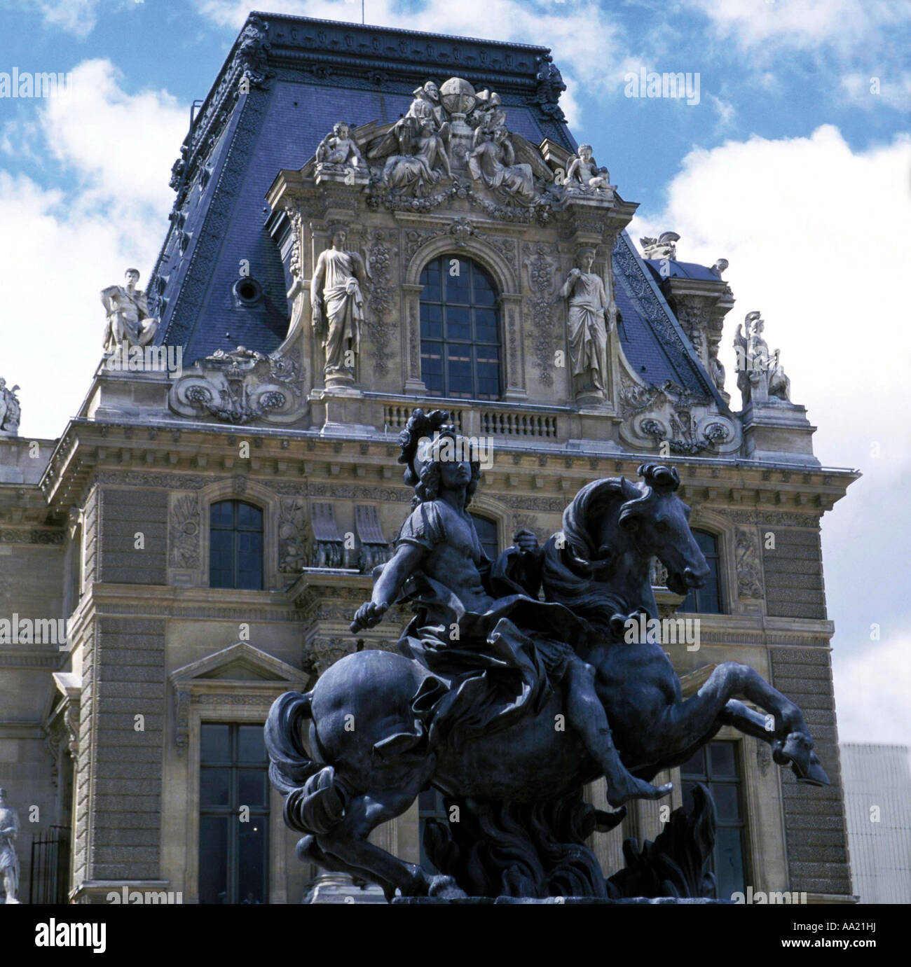 Musée du Louvre Paris France statue et architecture Banque D'Images