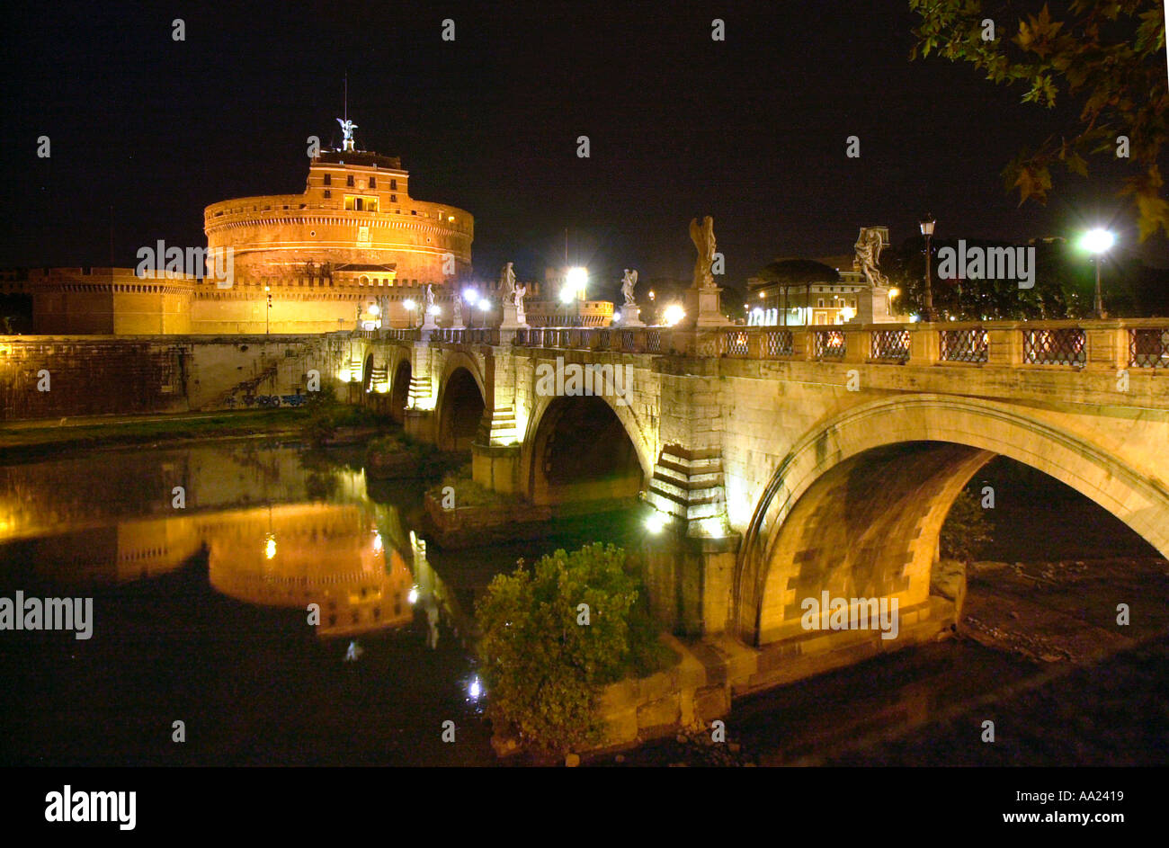 Castel Sant'Angelo et le Ponte Sant'Angelo la nuit, Rome, Italie Banque D'Images