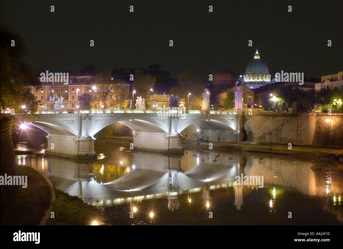 Ponte Vittorio Emanuele II, le Tibre et la Basilique Saint Pierre la nuit, Rome, Italie Banque D'Images