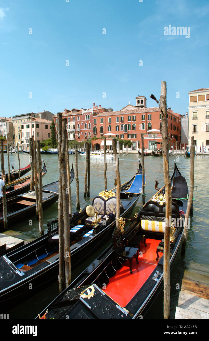 Gondoles sur le Grand Canal près du Pont du Rialto, Venise, Italie Banque D'Images