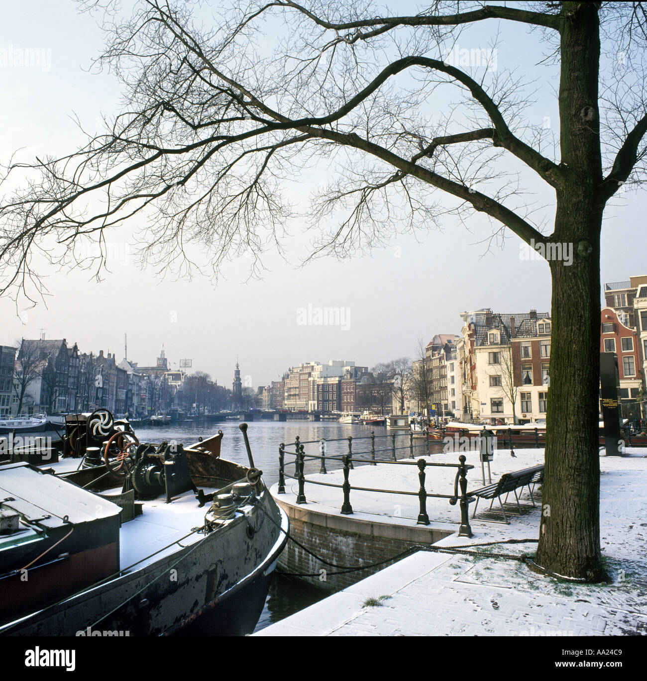 Rivière Amstel à la Munttoren vers l'hiver, Amsterdam, Pays-Bas Banque D'Images