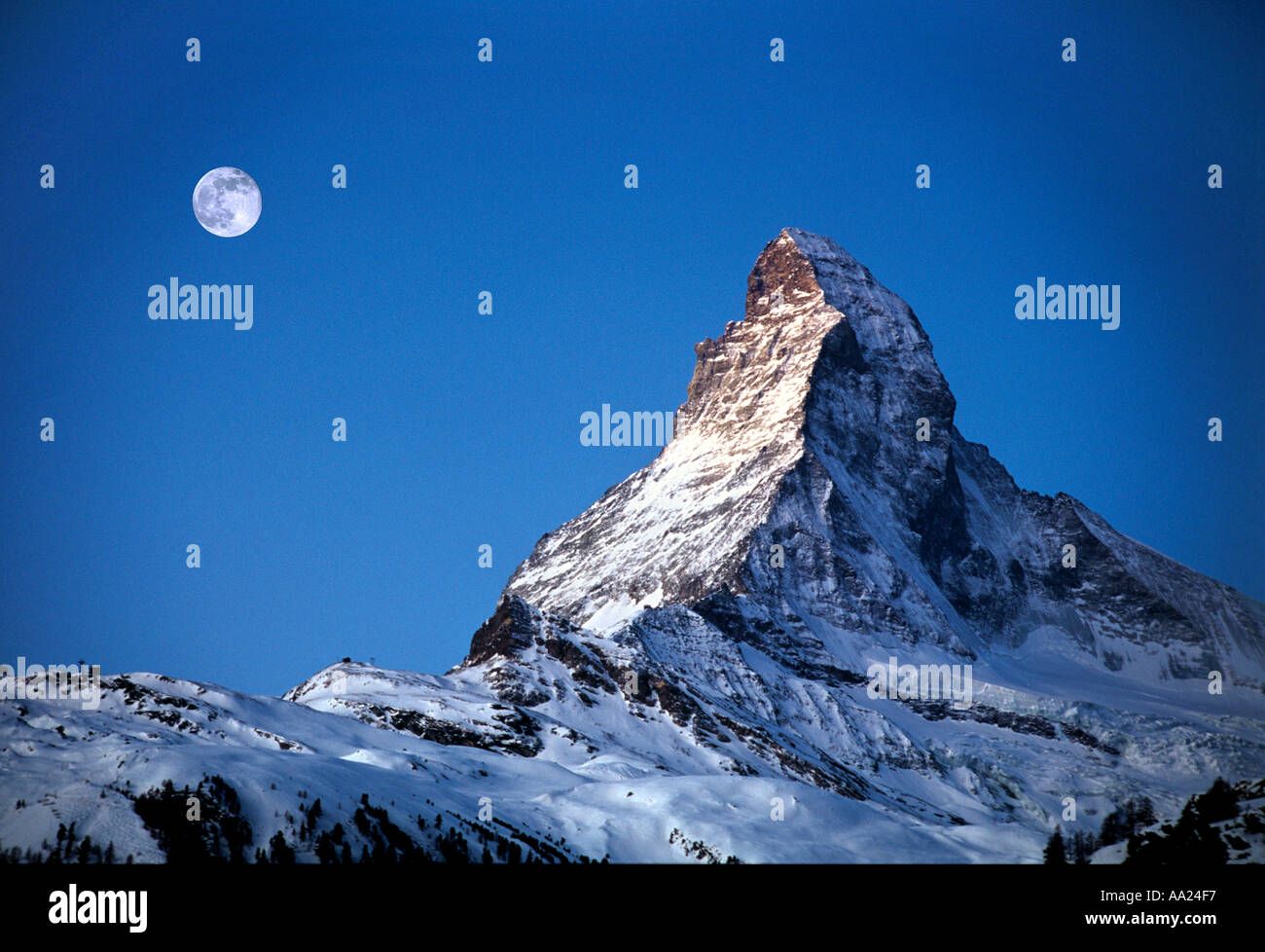 Matterhorn sous une pleine lune de Zermatt, Suisse Banque D'Images