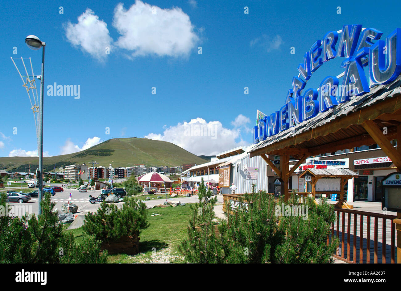 Restaurant dans le complexe moderne de l'Alpe d'Huez, Alpes, Isère, France Banque D'Images