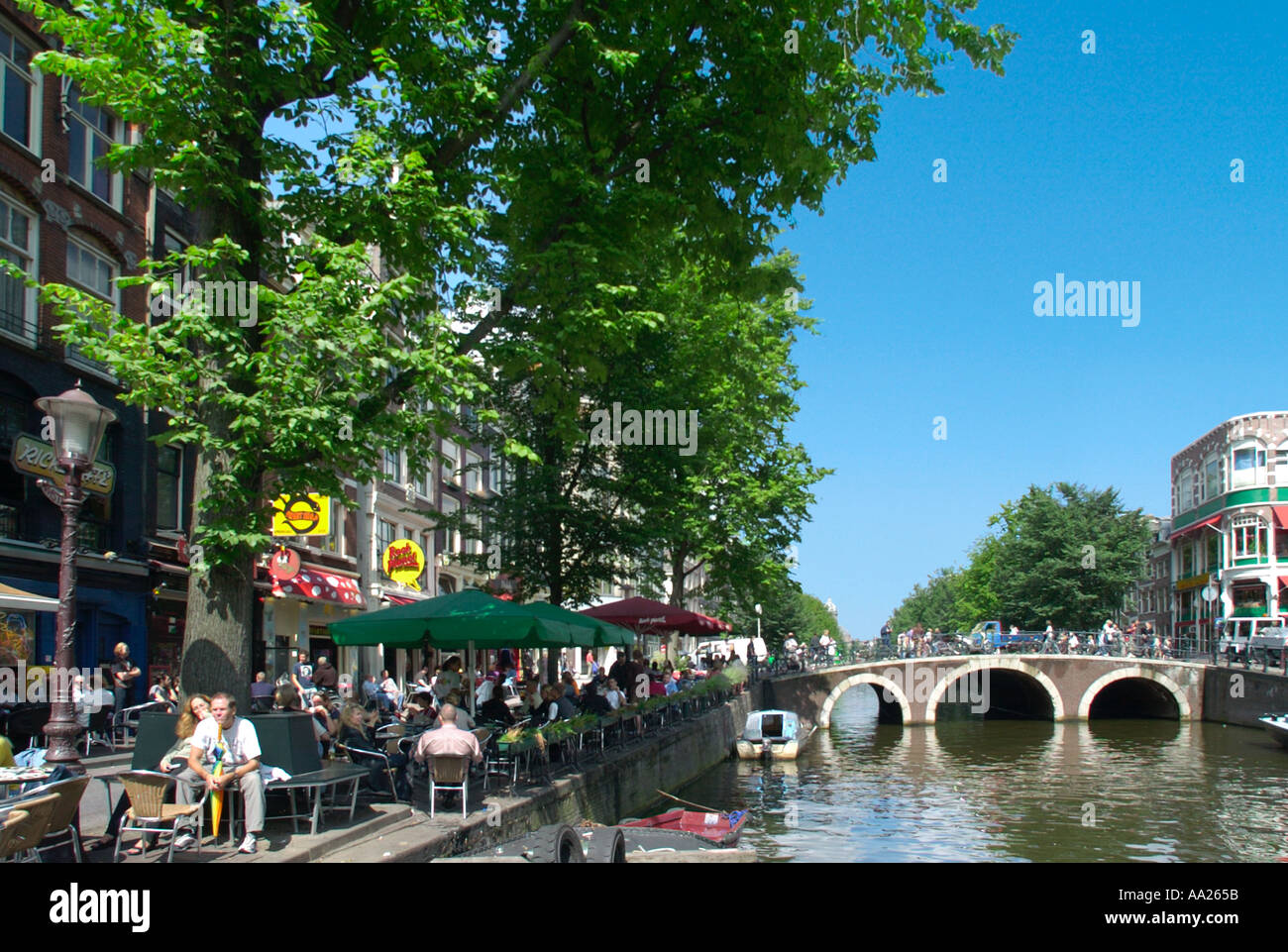 Café au bord du canal, Amsterdam, Pays-Bas Banque D'Images