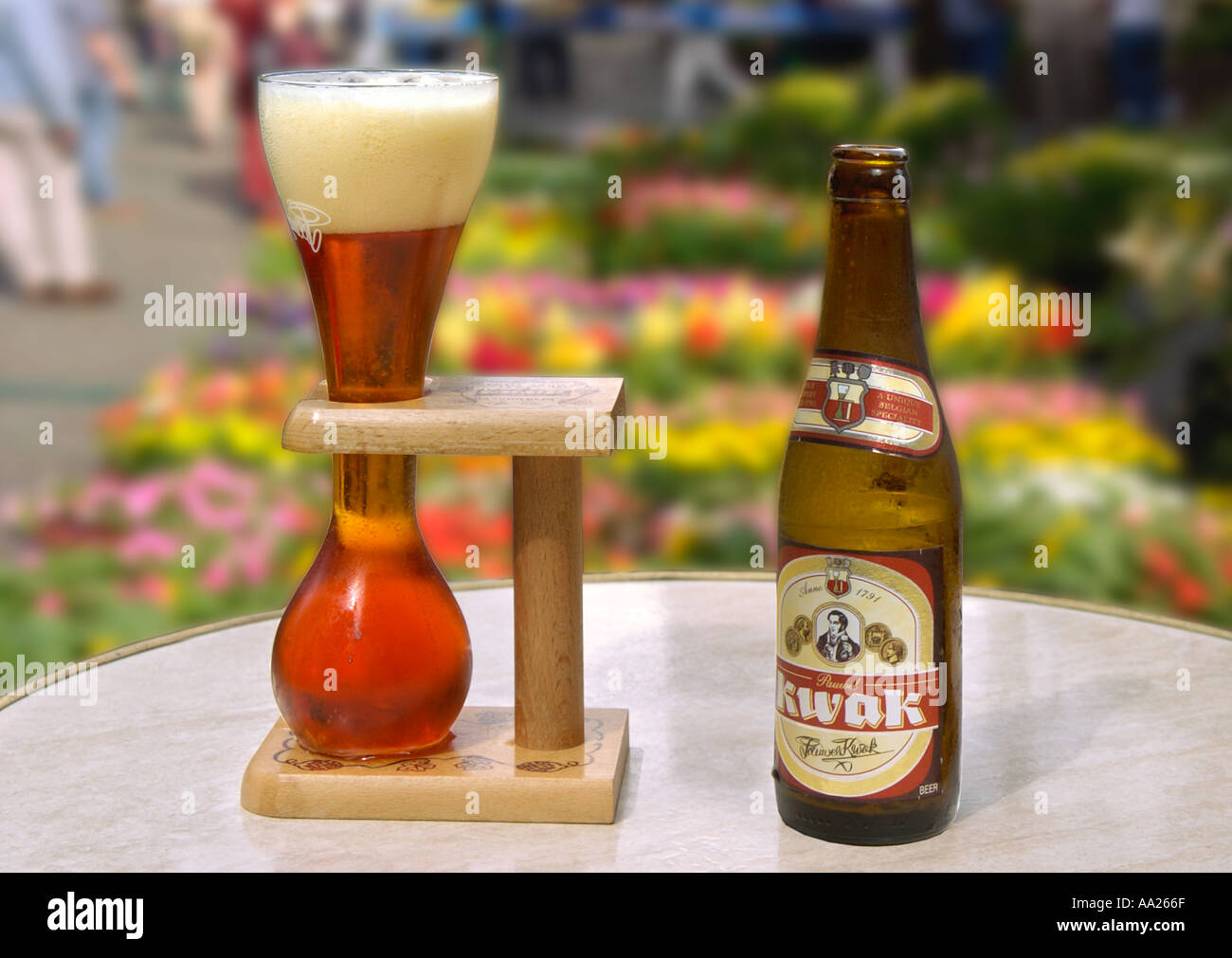 Bouteille de bière belge Kwak avec un verre, Bruxelles, Belgique Banque D'Images