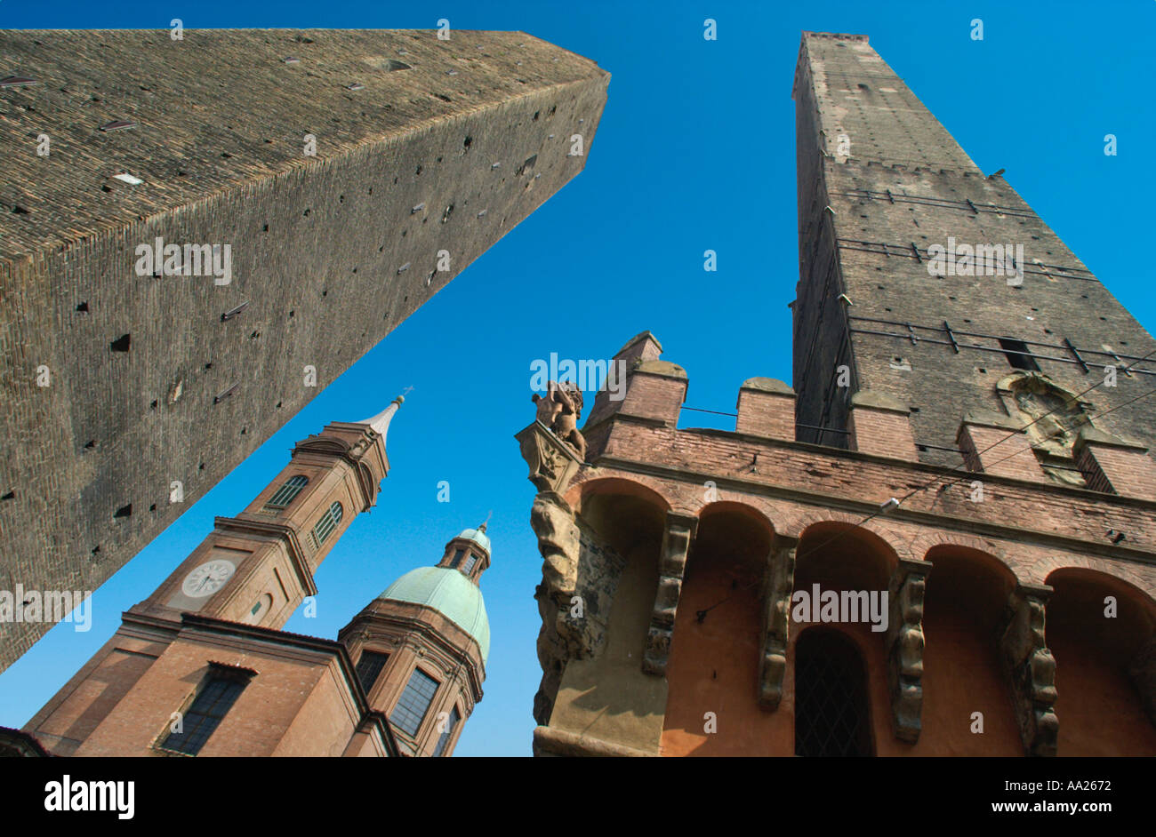 Le Due Torri et Basilica di San Bartolomeo, Piazza di Porta Ravegnana, Bologne, Italie Banque D'Images