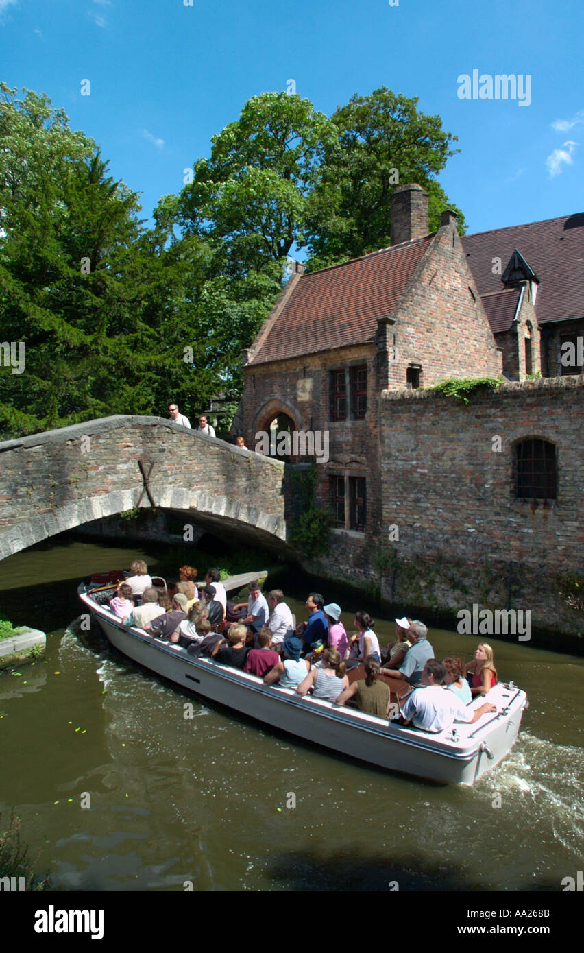 Canal et sortie en bateau dans la vieille ville par Bonifaciusbrug Arantspark, St, Bruges, Belgique Banque D'Images
