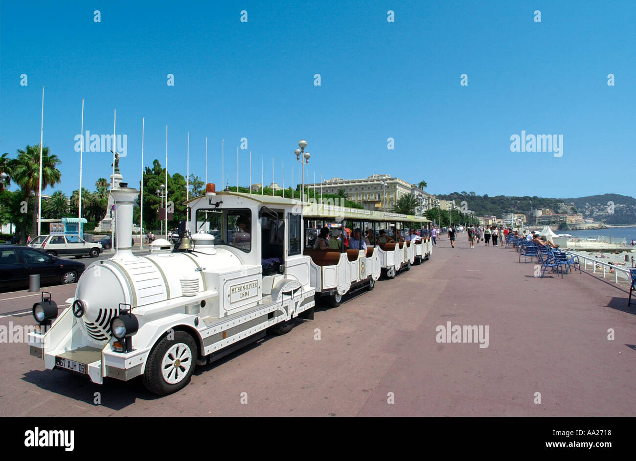 Train touristique/tramway sur la Promenade des Anglais, Nice, France Banque D'Images