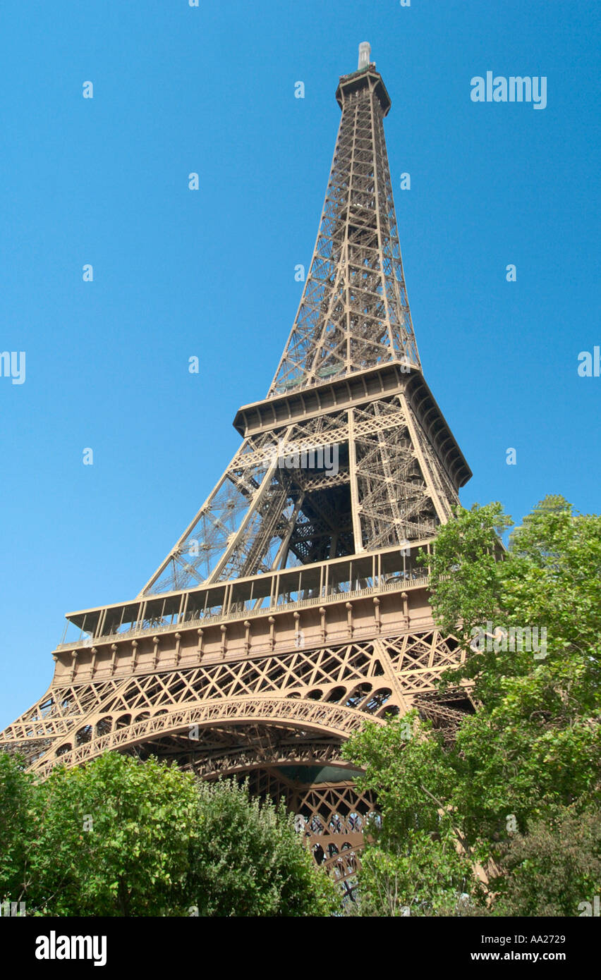 La Tour Eiffel, du Champ de Mars, Paris, France Banque D'Images