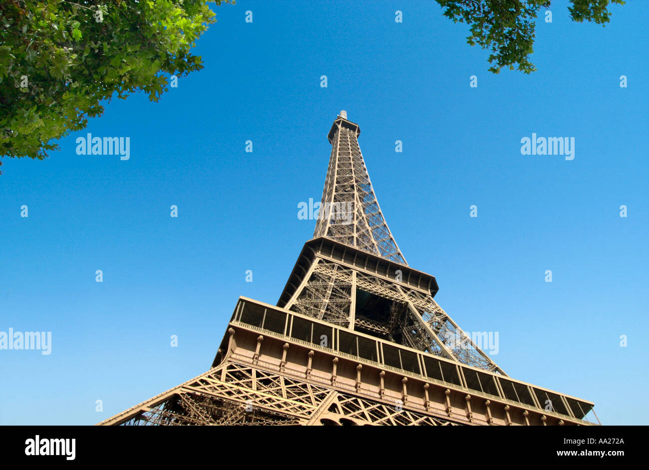 La Tour Eiffel, du Champ de Mars, Paris, France Banque D'Images