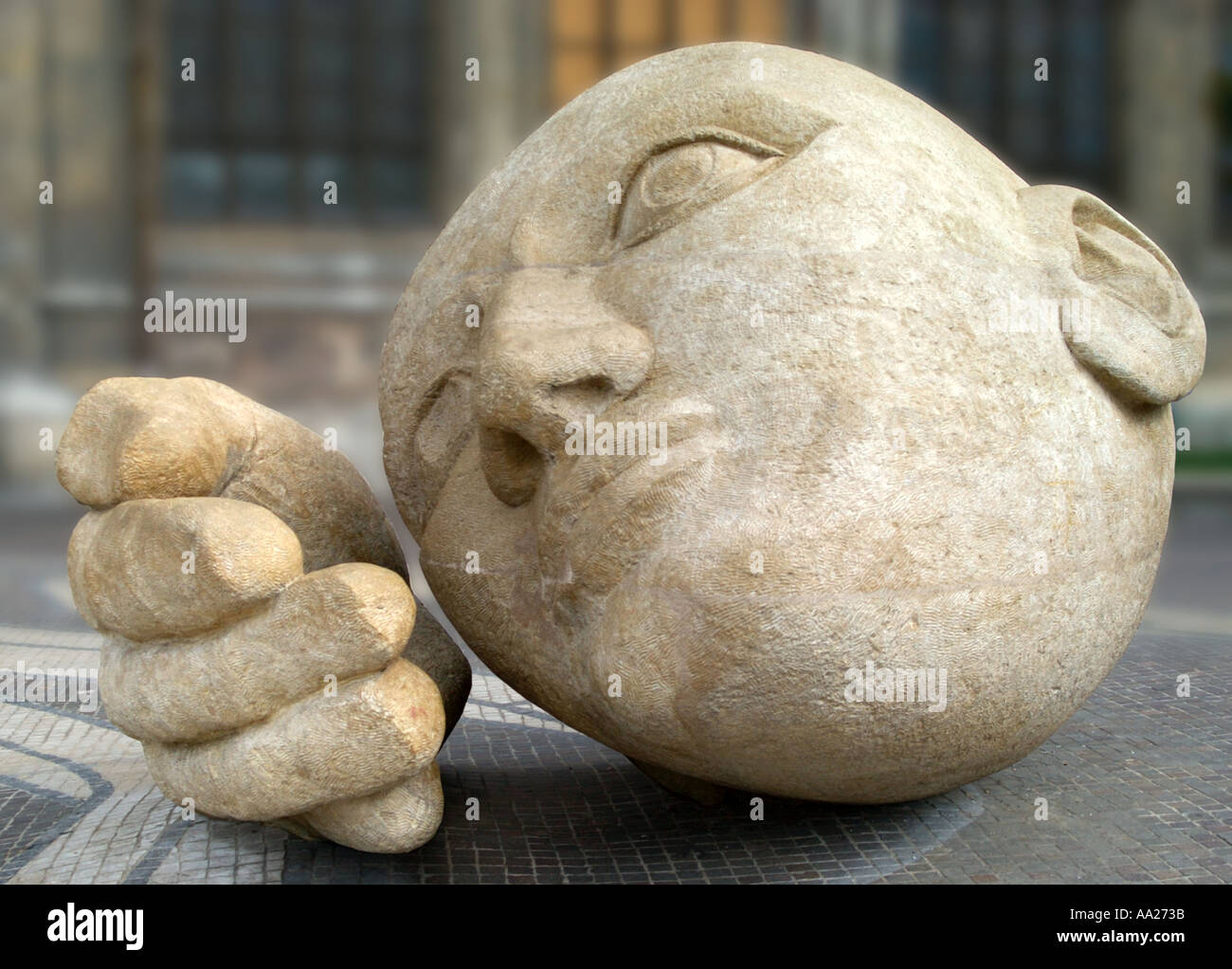L'écoute, Sculpture par Henri de Miller à l'extérieur de l'église de St Eustache, Les Halles, Paris, France Banque D'Images