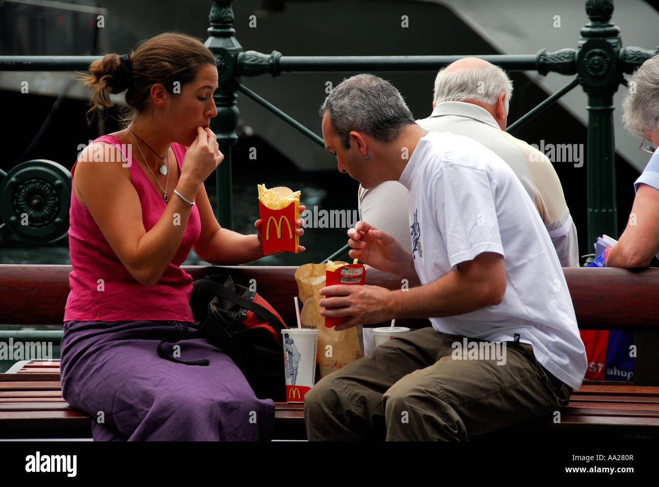 Un couple ayant un McDonald's le déjeuner Banque D'Images