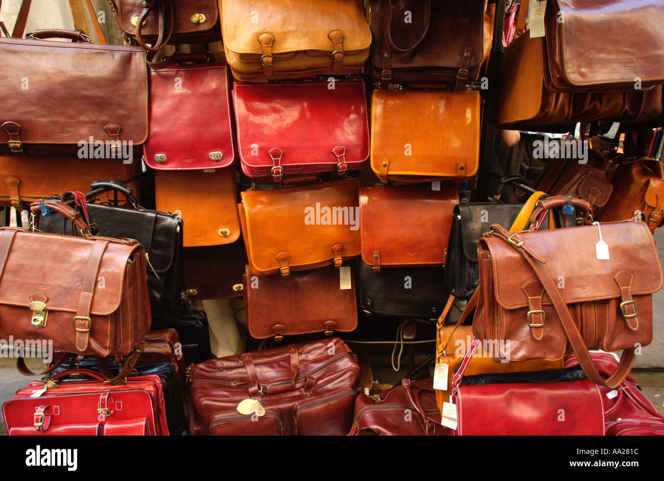 Les sacs pour la vente sur un stand de cuir dans un marché du centre-ville, Florence, Toscane, Italie Banque D'Images