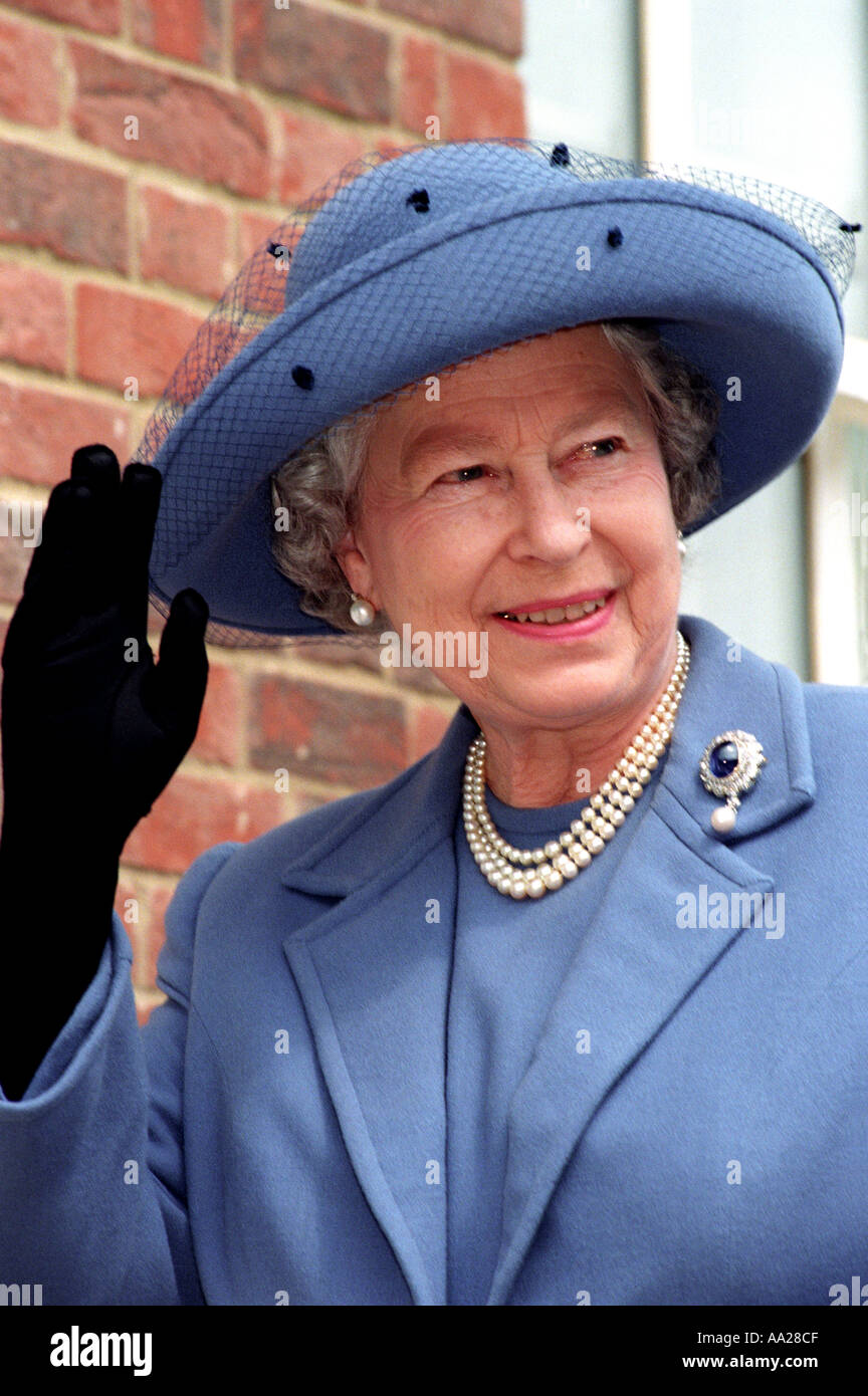 La reine Elizabeth II aux spectateurs des vagues Banque D'Images