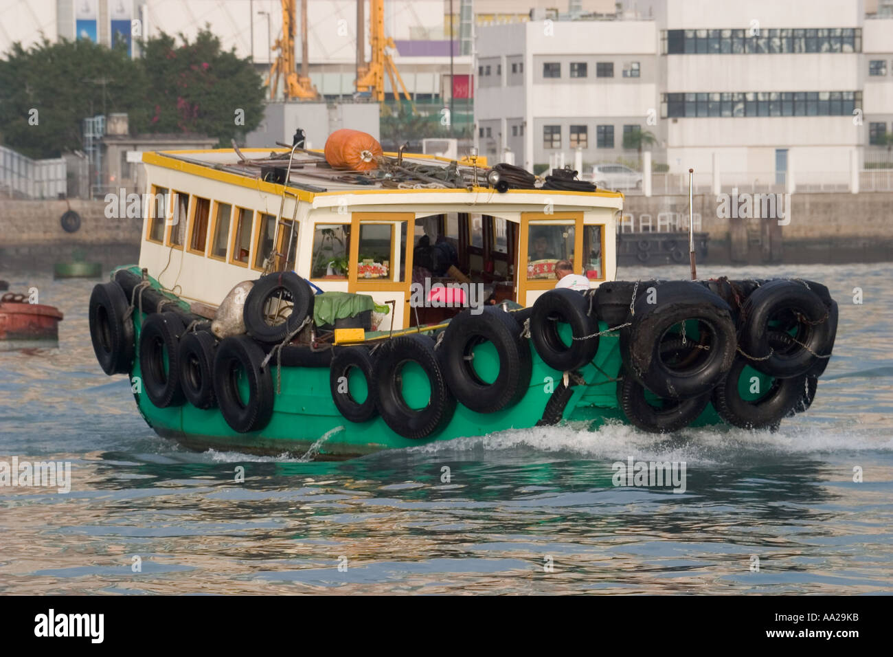 Sampan chinois de Hong Kong à Kowloon navires transbordeurs de la vague de proue refuge typhon Banque D'Images