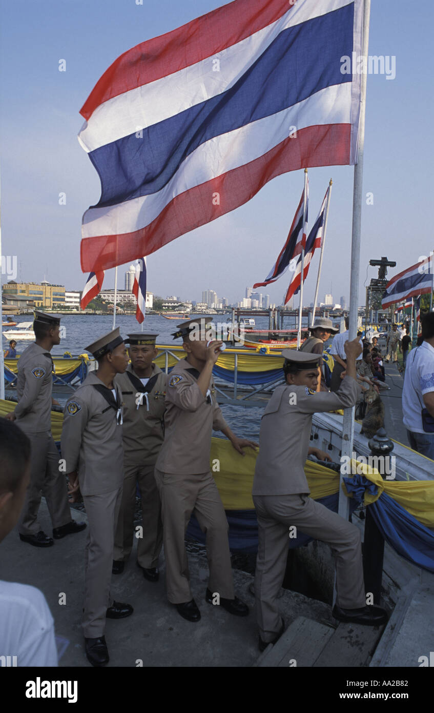 Thaïlande Bangkok. La journée de la marine sur la rivière Chao Phrya. Banque D'Images