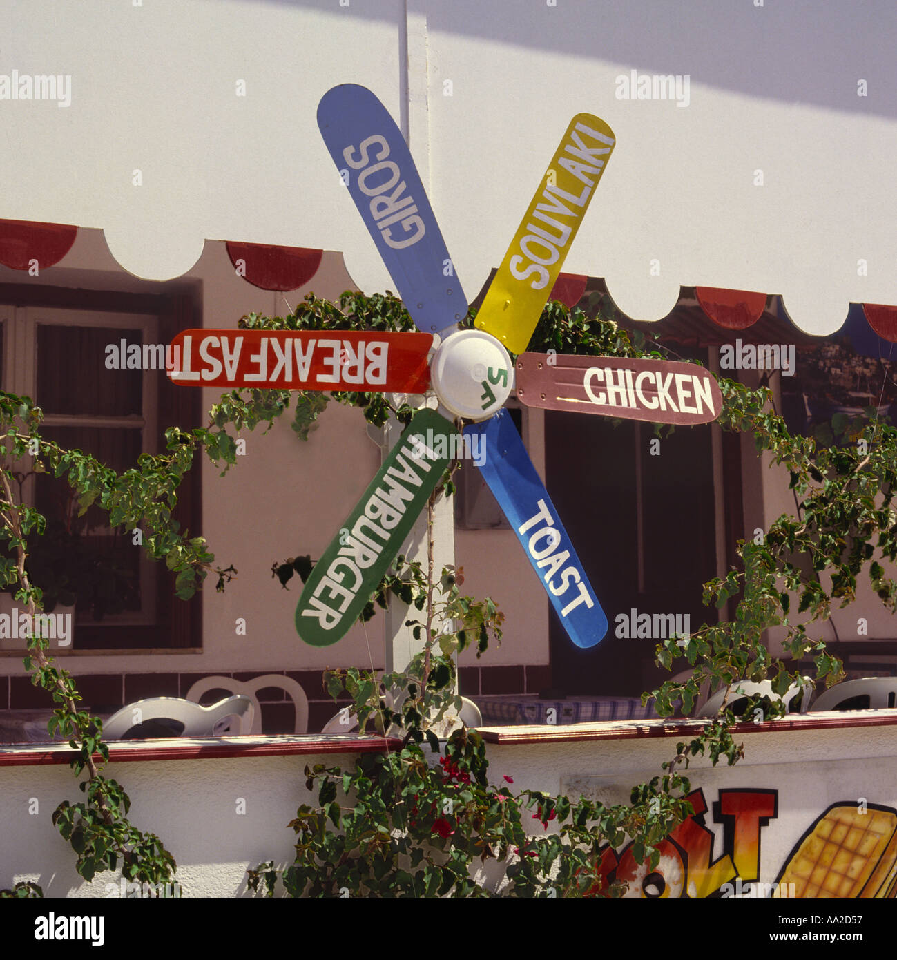 Écrit Menu sur un vieux ventilateur de plafond affiché à l'extérieur d'une taverne sur Anti-Paros Island Les îles Grecques Banque D'Images