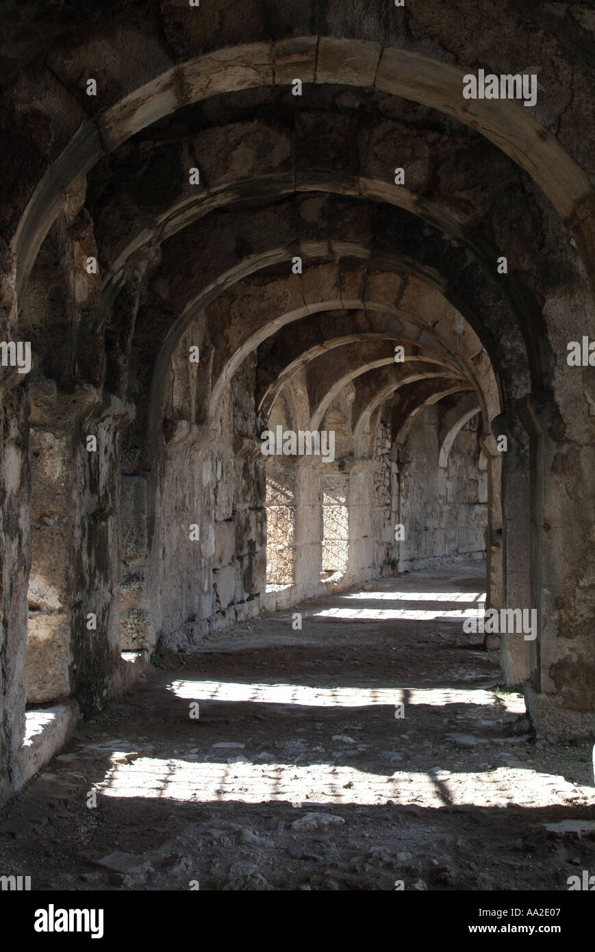Arches de l'intérieur de couloir, à l'amphithéâtre romain, Aspendos, Turquie Banque D'Images