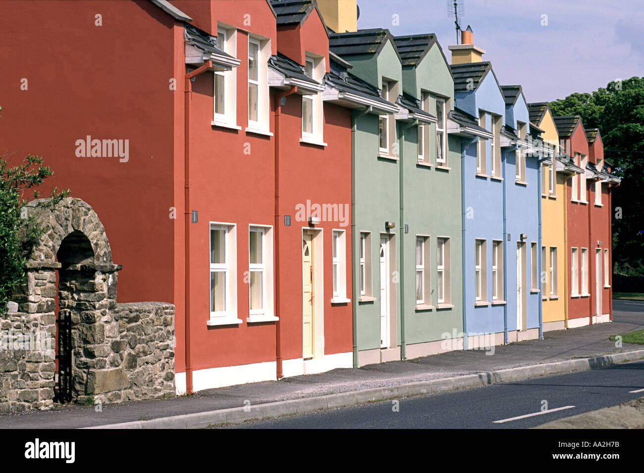 Une rangée de maisons colorées dans un petit village dans le comté d'Offaly, Irlande. Banque D'Images
