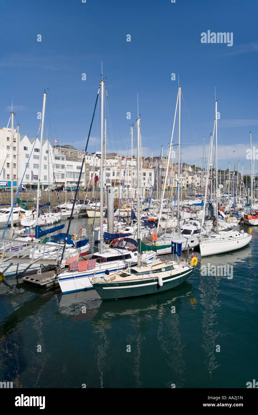 Bateaux dans le port de St Peter Port, Guernsey, Channel Islands Banque D'Images