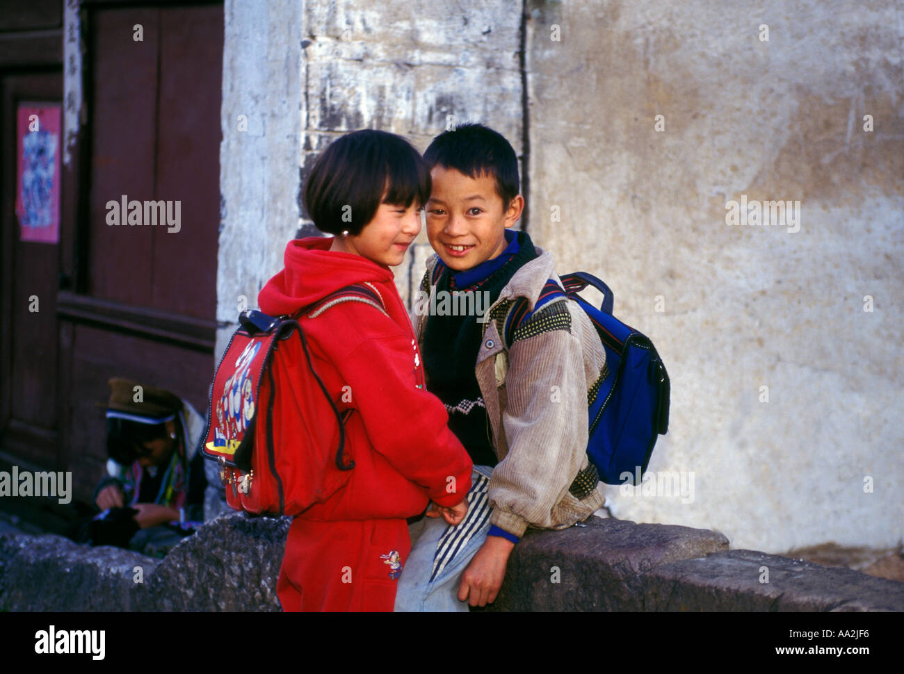 Garçon garçon Chinois, Chinois, fille, fille, amis, écolier, lycéenne, écoliers, étudiants, élèves, Vieille Ville, Lijiang, Yunnan Province, China Banque D'Images
