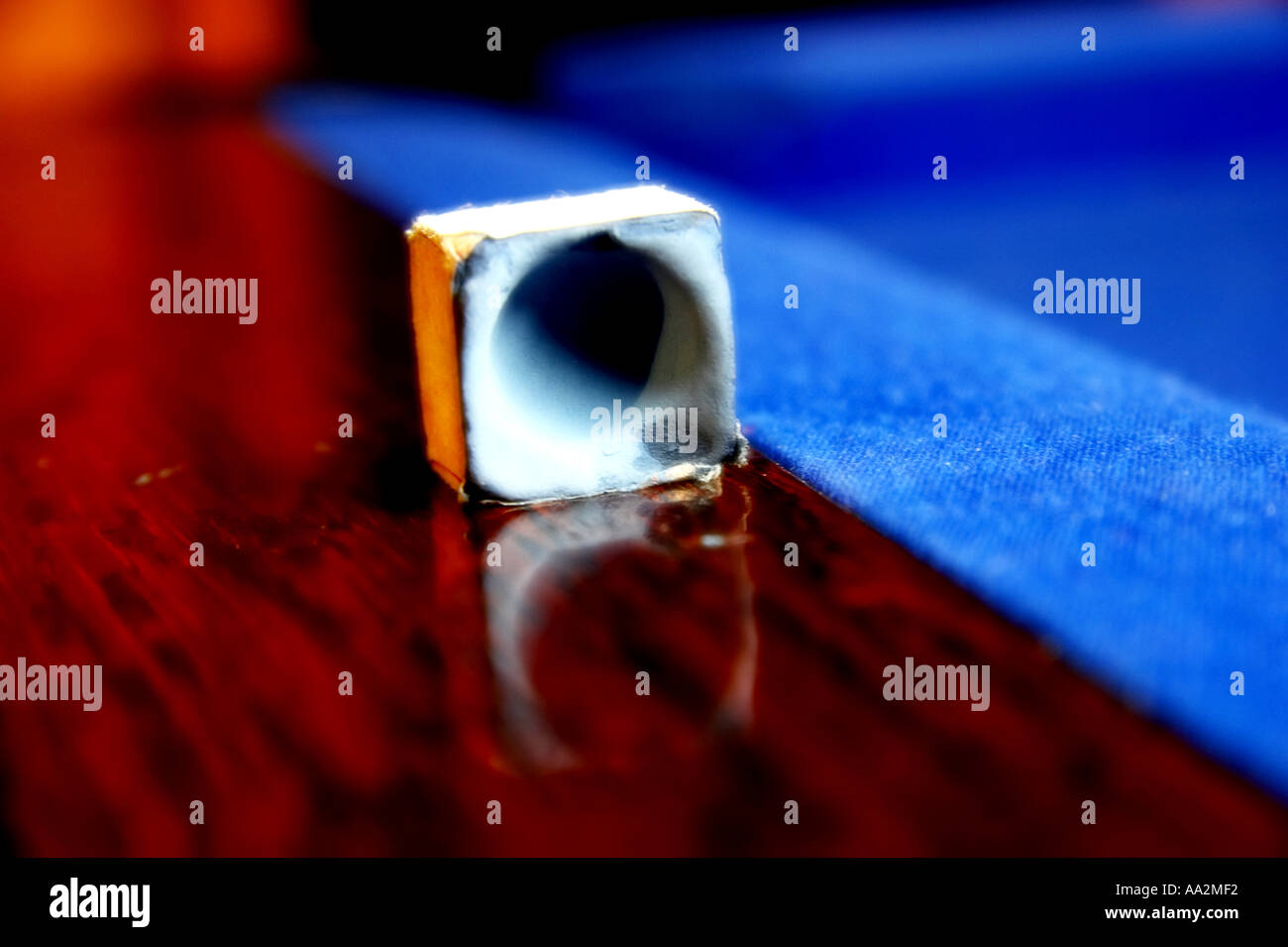 La craie sur edge of pool billard Banque D'Images