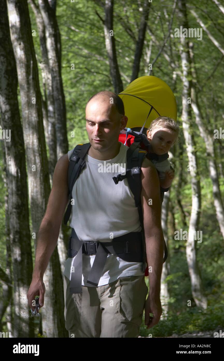 Homme portant sur son dos bébé Banque D'Images