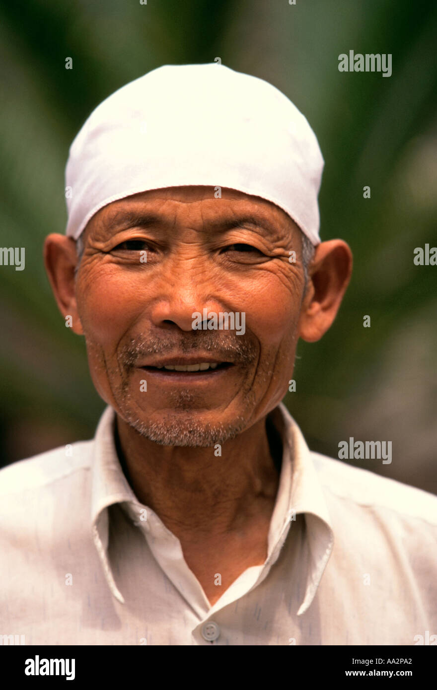 1, l'un, Chinois, musulman, musulmane, l'homme guide, guide, contact oculaire, vue de face, portrait, la Grande Mosquée, la Grande Mosquée, Xian, Chine Banque D'Images