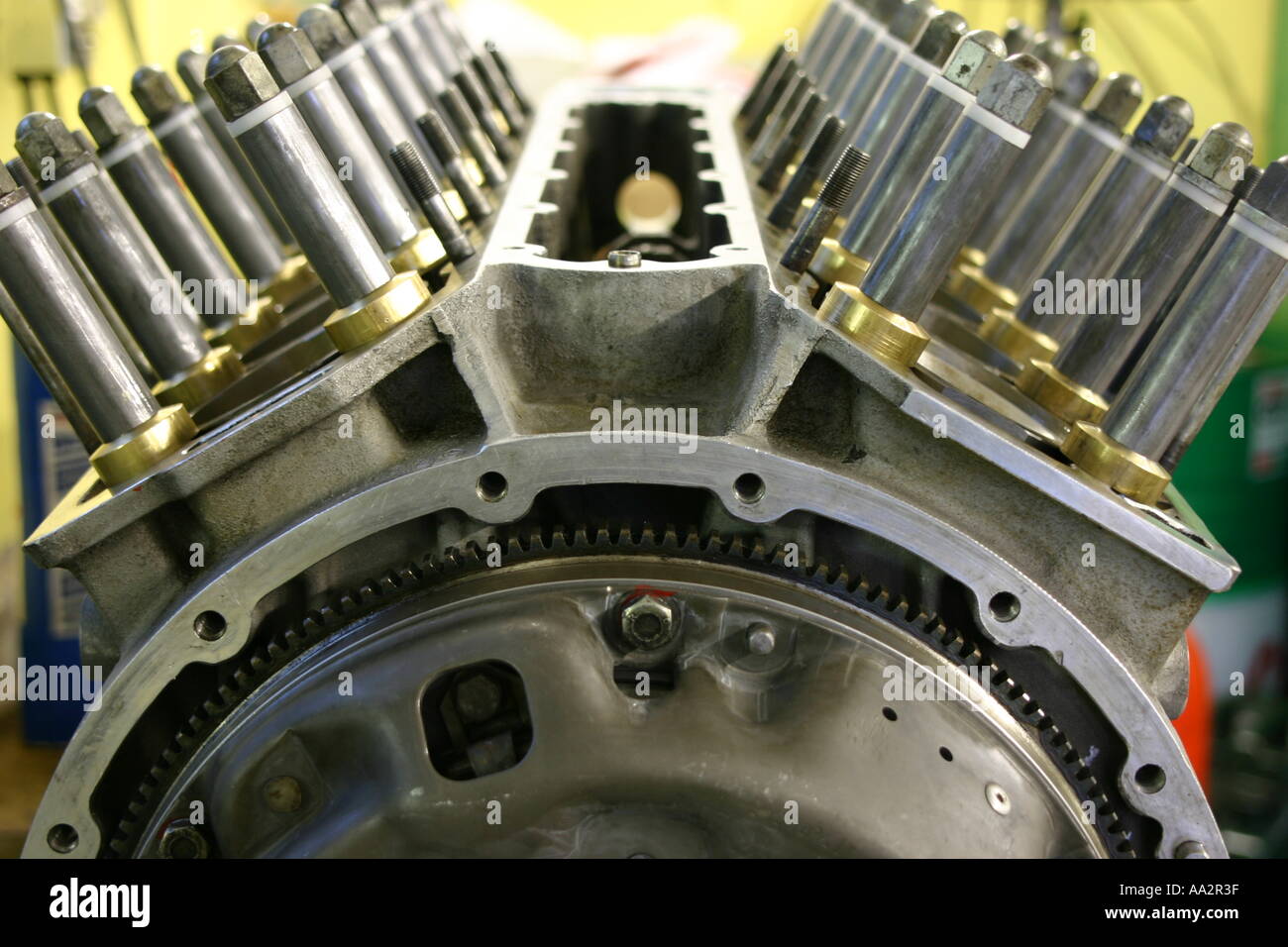 Vue détaillée d'un moteur démonté avec un embrayage Banque D'Images