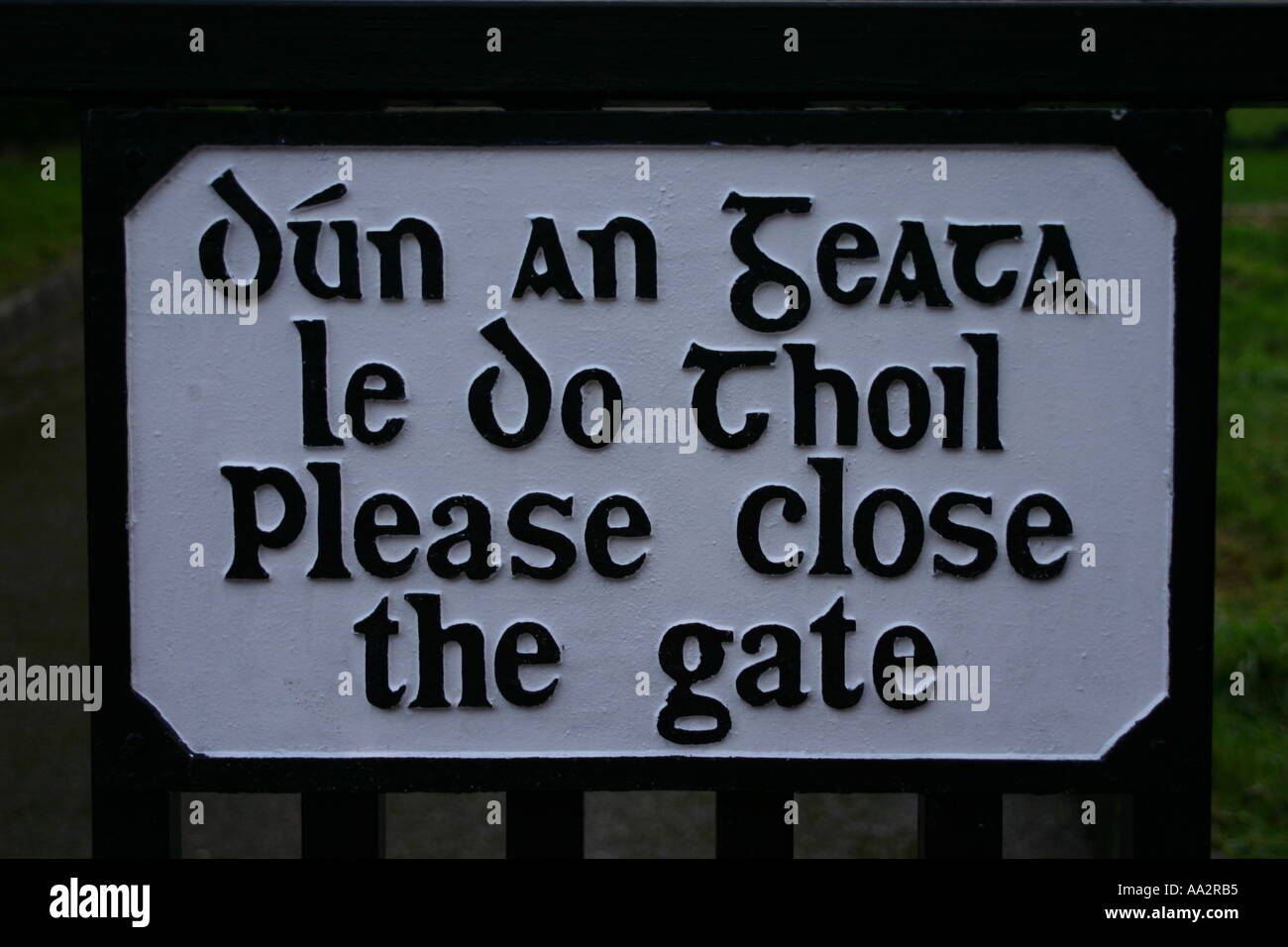 Panneau "Veuillez fermer la porte' - gaelic / anglais Banque D'Images