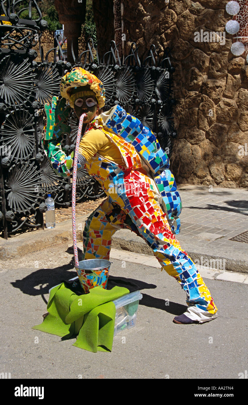 Artiste de rue vêtue comme une mosaïque colorée à l'extérieur de lézard Parc Guell, Barcelone, Espagne Banque D'Images