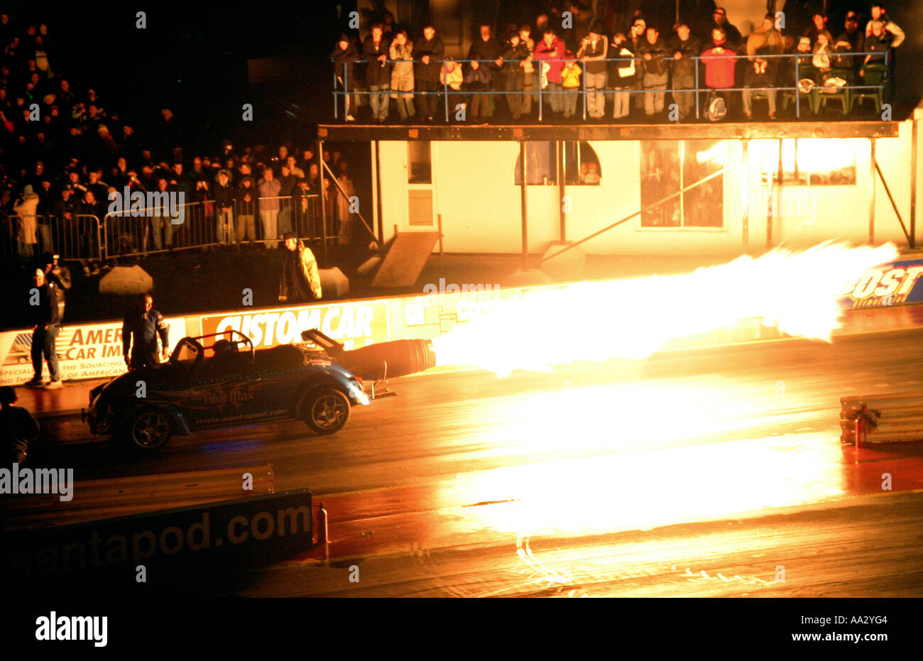 Les gens qui regardent un avion propulsé par voiture à Santa Pod Bedfordshire Angleterre Banque D'Images