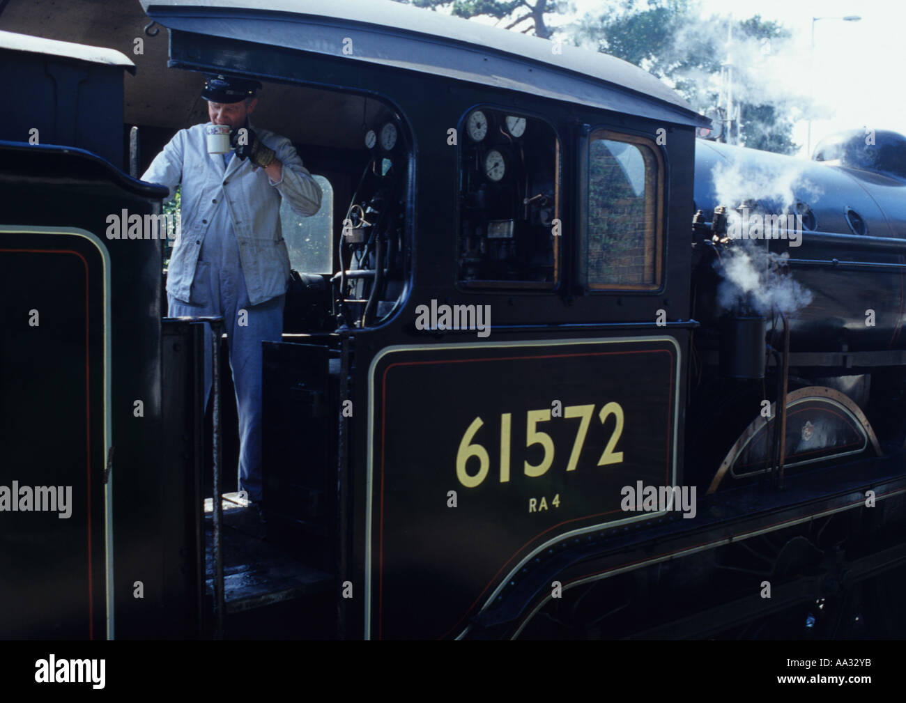 Conducteur de train à vapeur de boire du thé à Sherringham à Norfolk Uk Banque D'Images