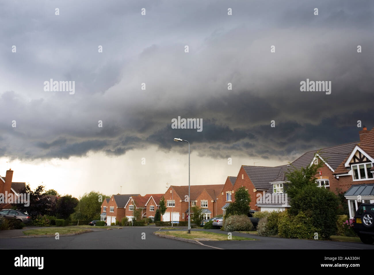 Un orage s'approche d'un ensemble immobilier dans le Worcestershire Royaume-uni en Août Banque D'Images