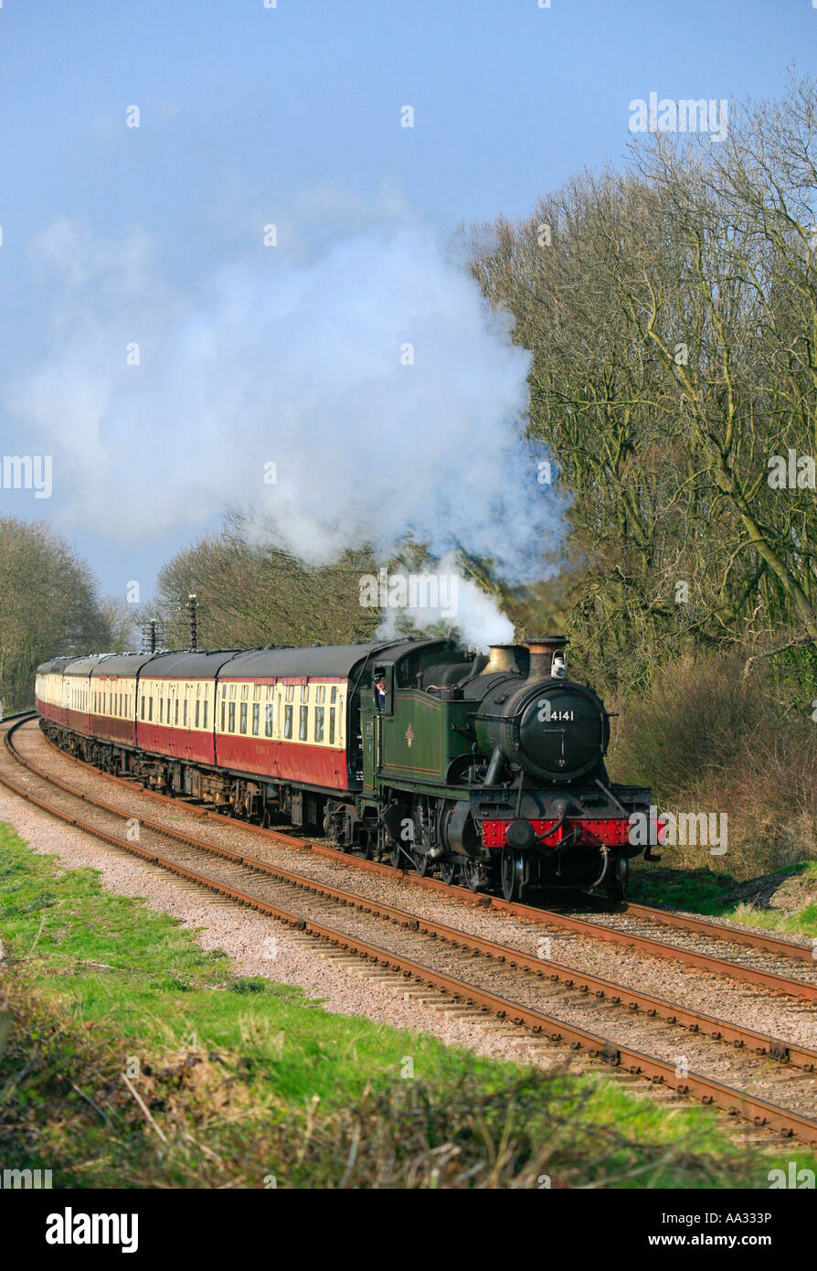 Ex GWR locomotive tirant un train des chemins de fer britanniques entre les entraîneurs et les stations de Quorn Loughborough Banque D'Images