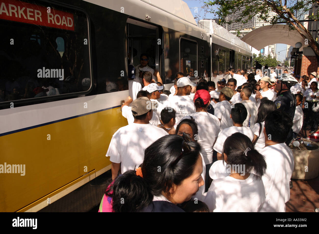 La foule essayant de Dart board bus après démonstration, le centre-ville de Dallas, Texas, USA Banque D'Images