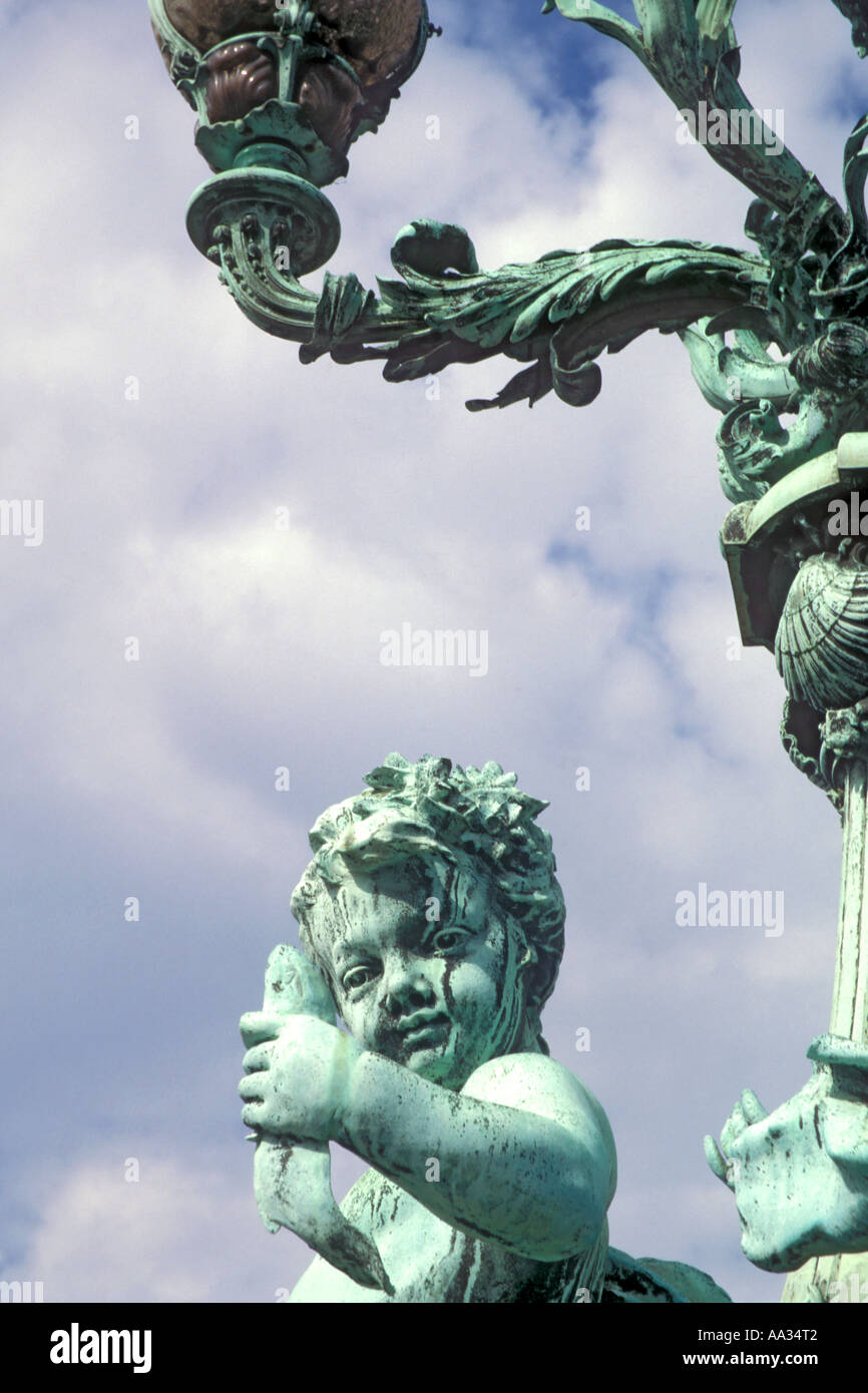 France Paris détail de l'ornate statue sur le Pont Alexandre III Pont Banque D'Images