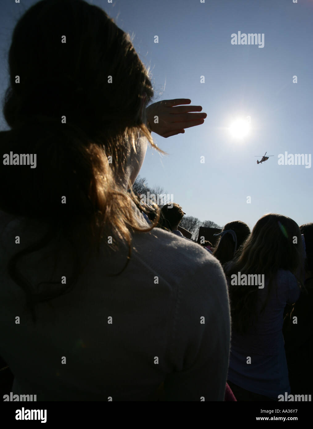 Les enfants de l'école dans la région de Guilford Connecticut regardez comme un hélicoptère de la Garde côtière des États-Unis arrive à leur école Banque D'Images