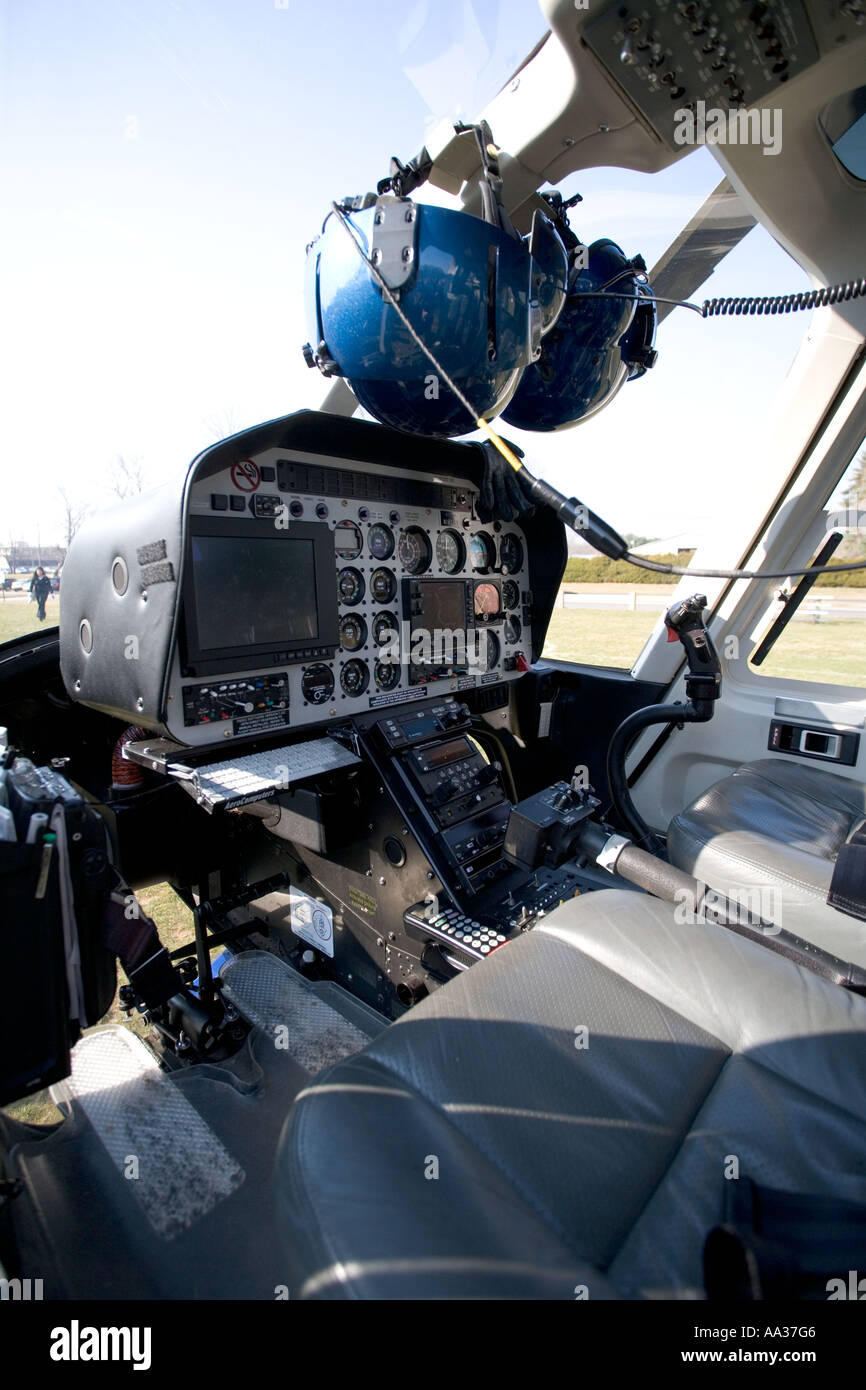 Intérieur de l\'État du Connecticut de pilotage hélicoptère de police ... Intérieur de l\'État du Connecticut de pilotage hélicoptère de police ...