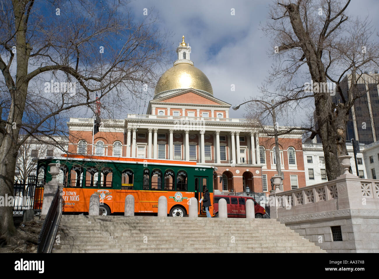 Boston Massachusetts Massachusetts State house avec bus de ville en premier plan Banque D'Images