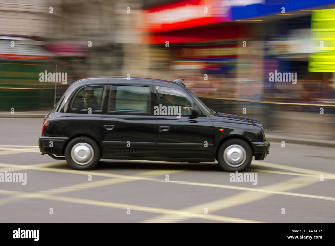 London taxi noir passé accélération Banque D'Images