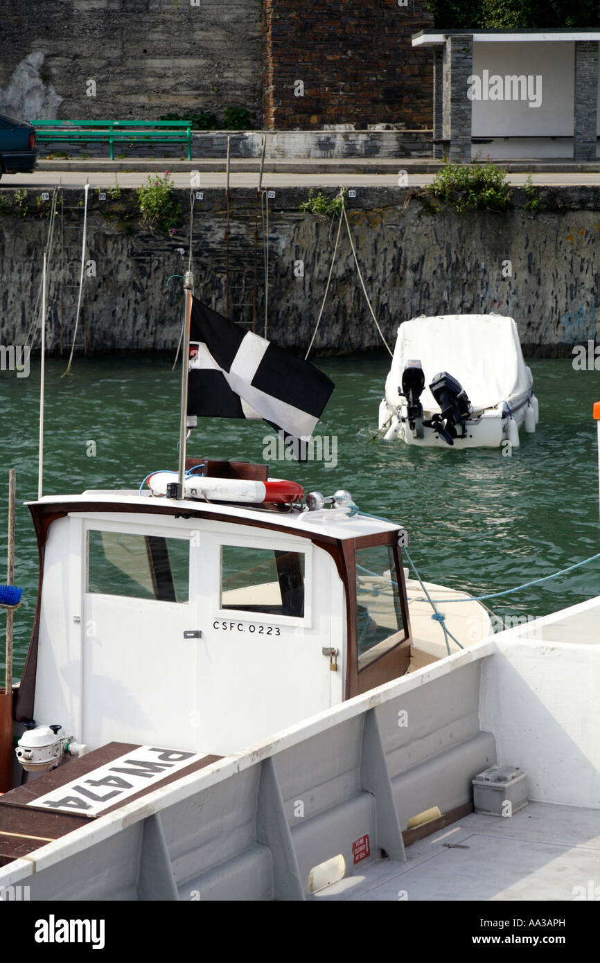 Un drapeau cornouaillais en vol sur un bateau, Padstow, Cornwall, UK. Banque D'Images