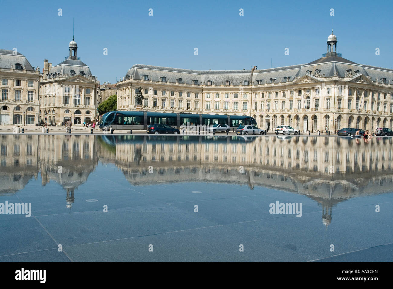 Passage de tramway Place de la Bourse reflète dans le miroir d'eau Bordeaux  Grionde France Photo Stock - Alamy